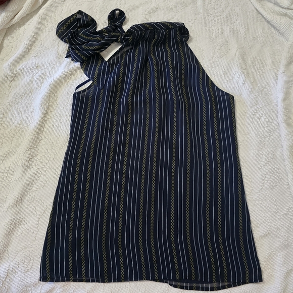 🌟7/25$ BANANA RUBLIC Seeveless Bow Blouse in Navy Blue Stripes & Chain Print - Picture 7 of 8